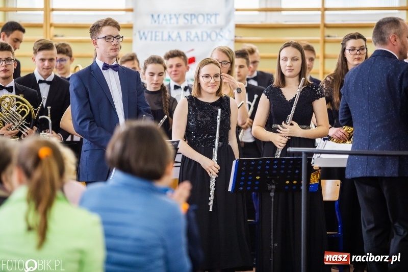 Zdjęcie w galerii na portalu naszraciborz.pl: Klasycznie i filmowo dookoła świata w Pietrowicach Wielkich wiadomości z regionu