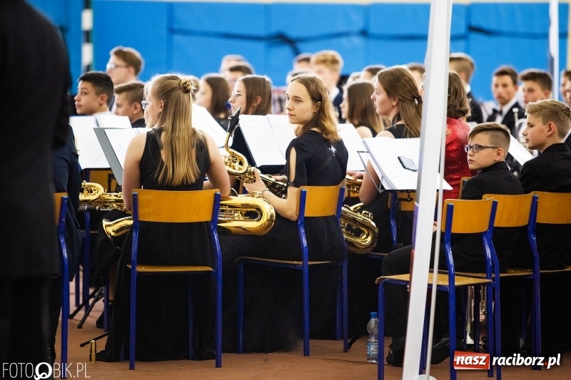 Zdjęcie w galerii na portalu naszraciborz.pl: Klasycznie i filmowo dookoła świata w Pietrowicach Wielkich wiadomości z regionu