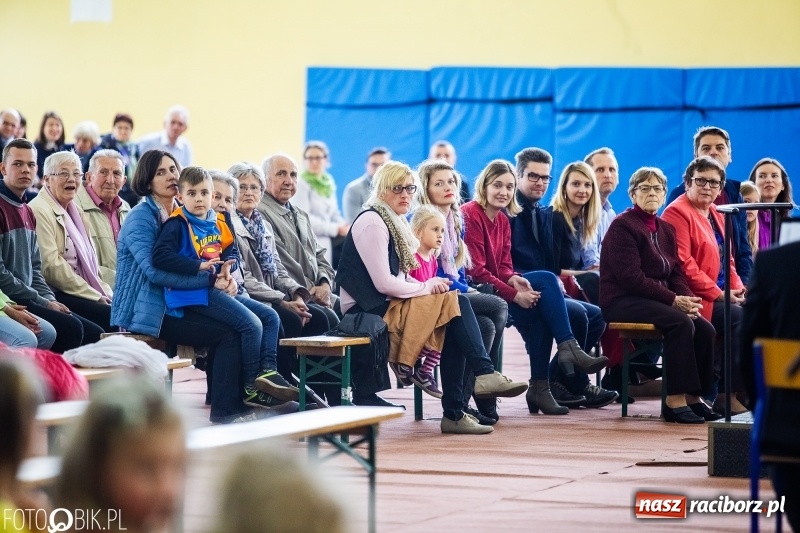 Zdjęcie w galerii na portalu naszraciborz.pl: Klasycznie i filmowo dookoła świata w Pietrowicach Wielkich wiadomości z regionu