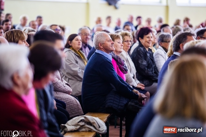Zdjęcie w galerii na portalu naszraciborz.pl: Klasycznie i filmowo dookoła świata w Pietrowicach Wielkich wiadomości z regionu