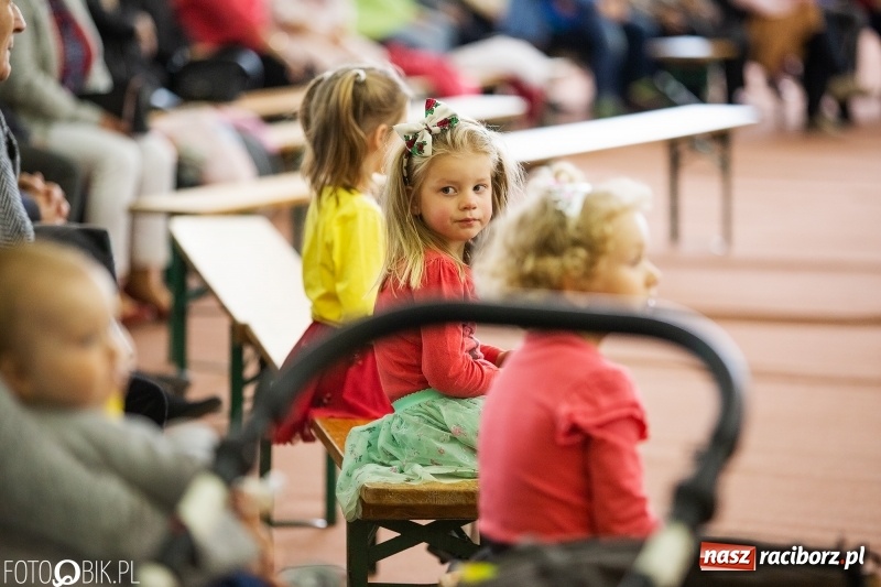 Zdjęcie w galerii na portalu naszraciborz.pl: Klasycznie i filmowo dookoła świata w Pietrowicach Wielkich wiadomości z regionu