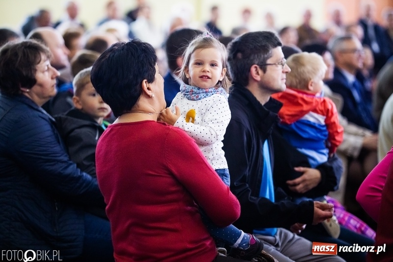 Zdjęcie w galerii na portalu naszraciborz.pl: Klasycznie i filmowo dookoła świata w Pietrowicach Wielkich wiadomości z regionu
