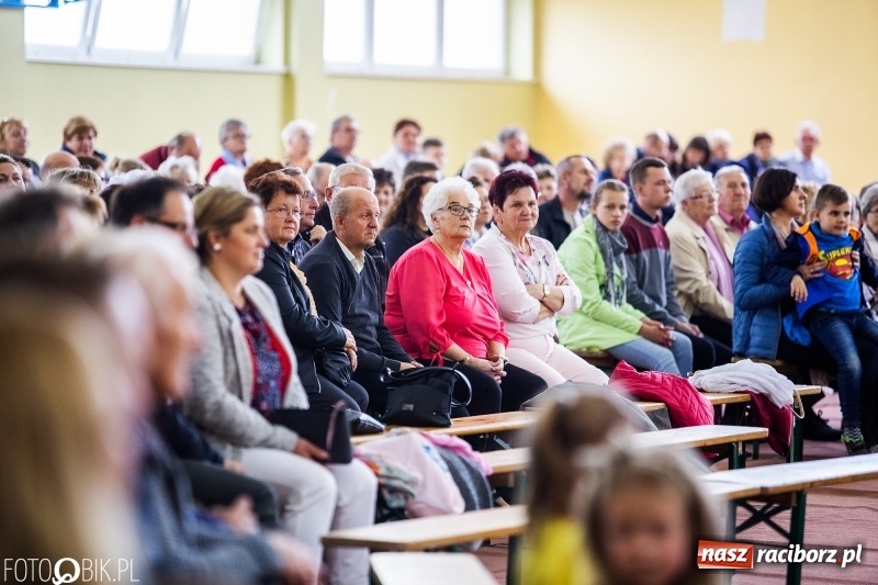 Zdjęcie w galerii na portalu naszraciborz.pl: Klasycznie i filmowo dookoła świata w Pietrowicach Wielkich wiadomości z regionu