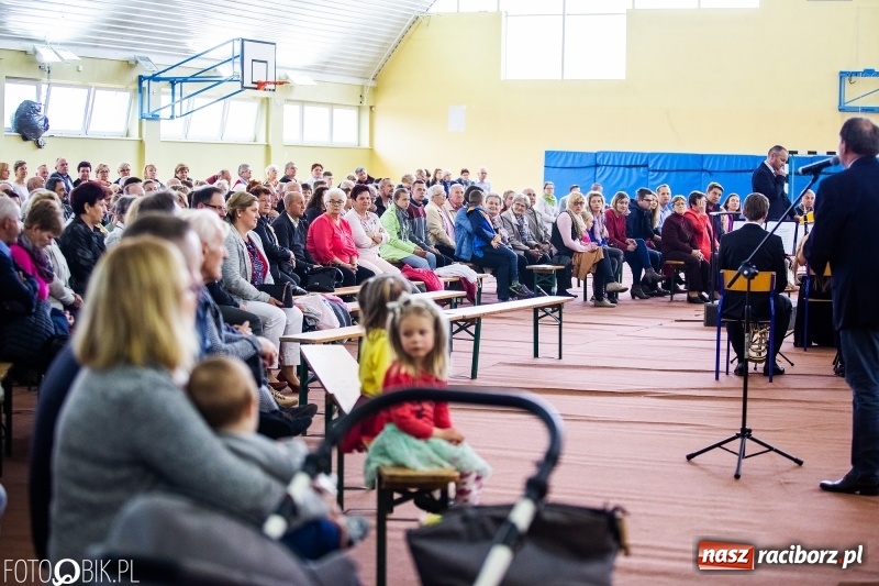 Zdjęcie w galerii na portalu naszraciborz.pl: Klasycznie i filmowo dookoła świata w Pietrowicach Wielkich wiadomości z regionu