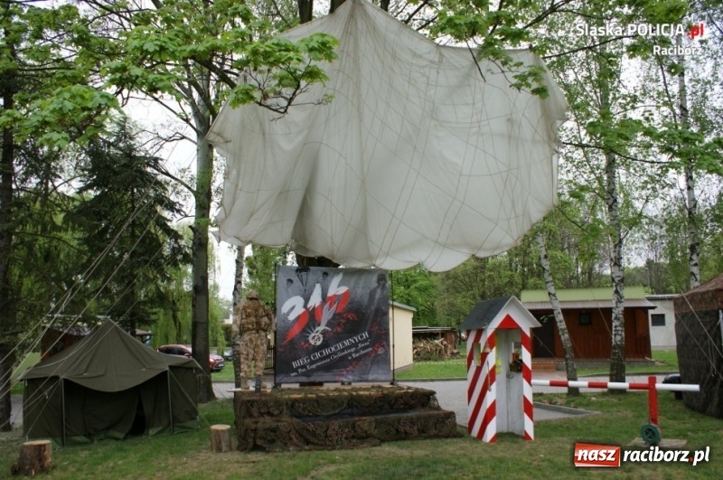 Zdjęcie w galerii na portalu naszraciborz.pl: Drugie miejsce kuźniańskiego komendanta w podciąganiu na drążku wiadomości z regionu