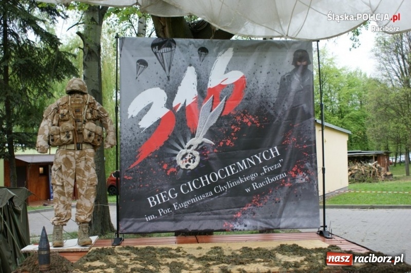 Zdjęcie w galerii na portalu naszraciborz.pl: Drugie miejsce kuźniańskiego komendanta w podciąganiu na drążku wiadomości z regionu