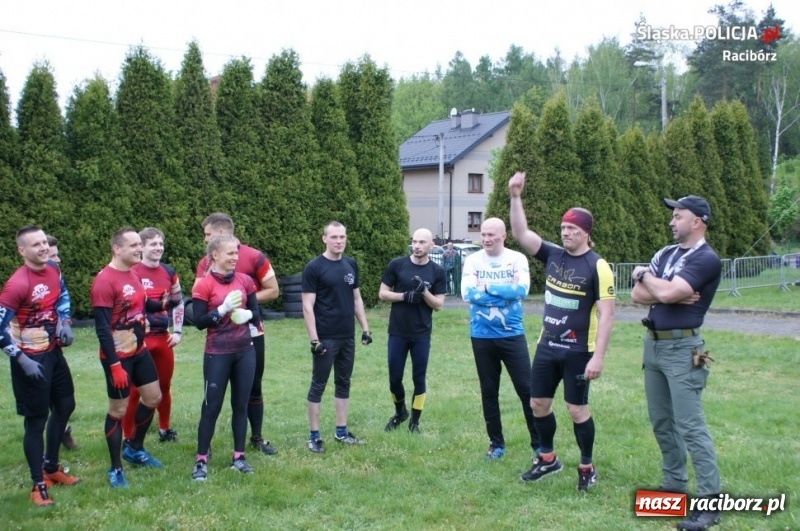 Zdjęcie w galerii na portalu naszraciborz.pl: Drugie miejsce kuźniańskiego komendanta w podciąganiu na drążku wiadomości z regionu