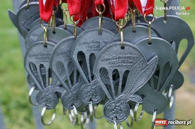 Zdjęcie w galerii na portalu naszraciborz.pl: Drugie miejsce kuźniańskiego komendanta w podciąganiu na drążku wiadomości z regionu