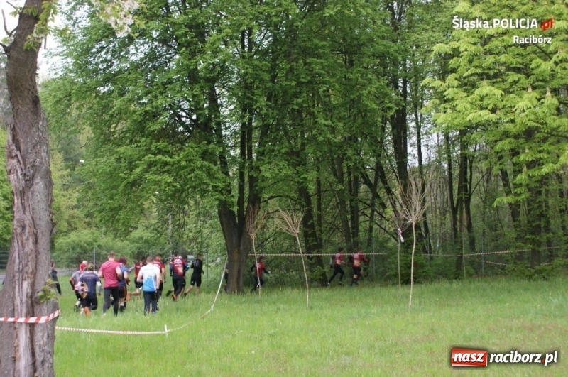 Zdjęcie w galerii na portalu naszraciborz.pl: Drugie miejsce kuźniańskiego komendanta w podciąganiu na drążku wiadomości z regionu