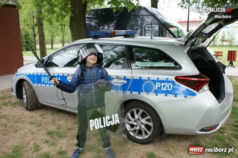 Zdjęcie w galerii na portalu naszraciborz.pl: Drugie miejsce kuźniańskiego komendanta w podciąganiu na drążku wiadomości z regionu