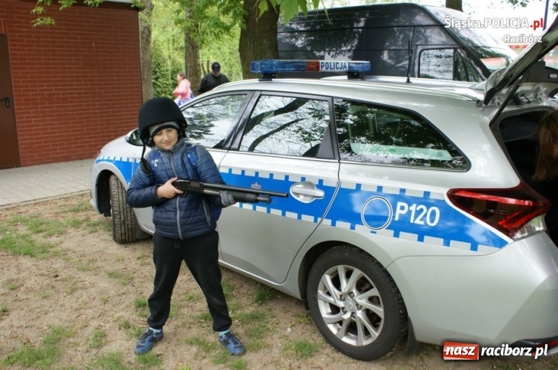 Zdjęcie w galerii na portalu naszraciborz.pl: Drugie miejsce kuźniańskiego komendanta w podciąganiu na drążku wiadomości z regionu