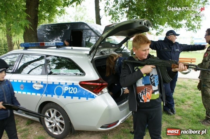 Zdjęcie w galerii na portalu naszraciborz.pl: Drugie miejsce kuźniańskiego komendanta w podciąganiu na drążku wiadomości z regionu