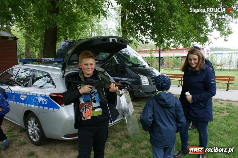 Zdjęcie w galerii na portalu naszraciborz.pl: Drugie miejsce kuźniańskiego komendanta w podciąganiu na drążku wiadomości z regionu