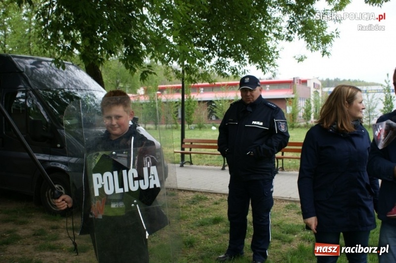 Zdjęcie w galerii na portalu naszraciborz.pl: Drugie miejsce kuźniańskiego komendanta w podciąganiu na drążku wiadomości z regionu