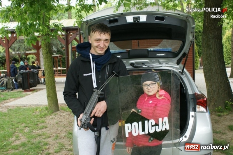 Zdjęcie w galerii na portalu naszraciborz.pl: Drugie miejsce kuźniańskiego komendanta w podciąganiu na drążku wiadomości z regionu