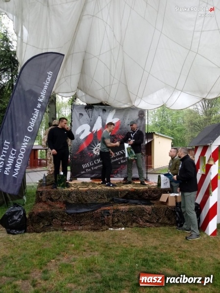 Zdjęcie w galerii na portalu naszraciborz.pl: Drugie miejsce kuźniańskiego komendanta w podciąganiu na drążku wiadomości z regionu