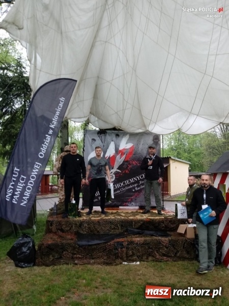 Zdjęcie w galerii na portalu naszraciborz.pl: Drugie miejsce kuźniańskiego komendanta w podciąganiu na drążku wiadomości z regionu