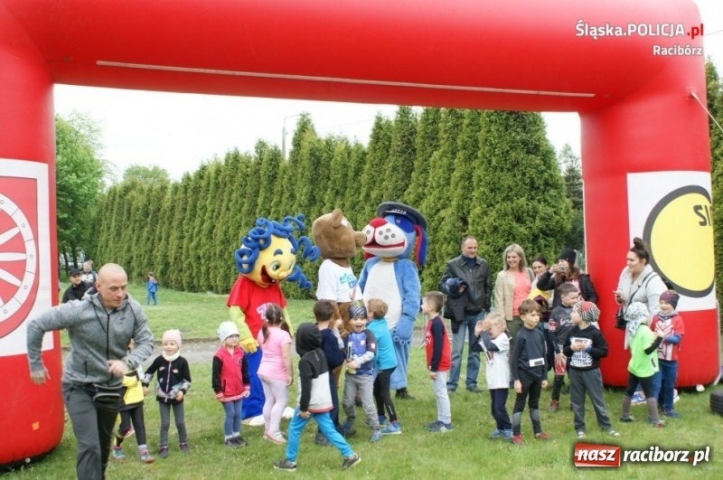 Zdjęcie w galerii na portalu naszraciborz.pl: Drugie miejsce kuźniańskiego komendanta w podciąganiu na drążku wiadomości z regionu