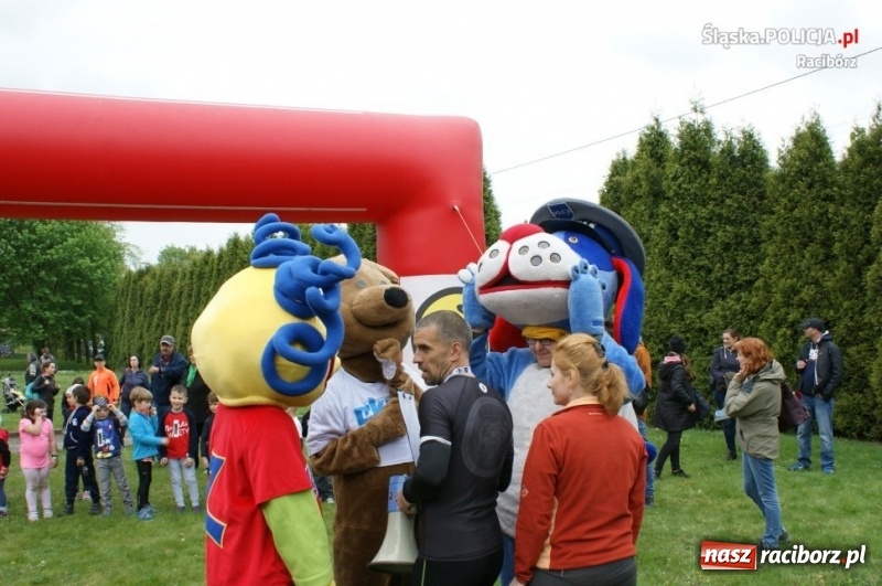 Zdjęcie w galerii na portalu naszraciborz.pl: Drugie miejsce kuźniańskiego komendanta w podciąganiu na drążku wiadomości z regionu