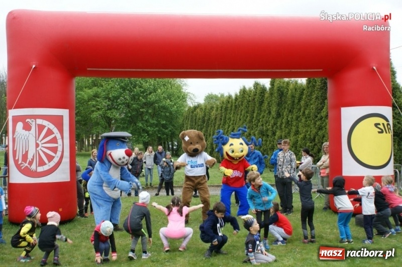 Zdjęcie w galerii na portalu naszraciborz.pl: Drugie miejsce kuźniańskiego komendanta w podciąganiu na drążku wiadomości z regionu