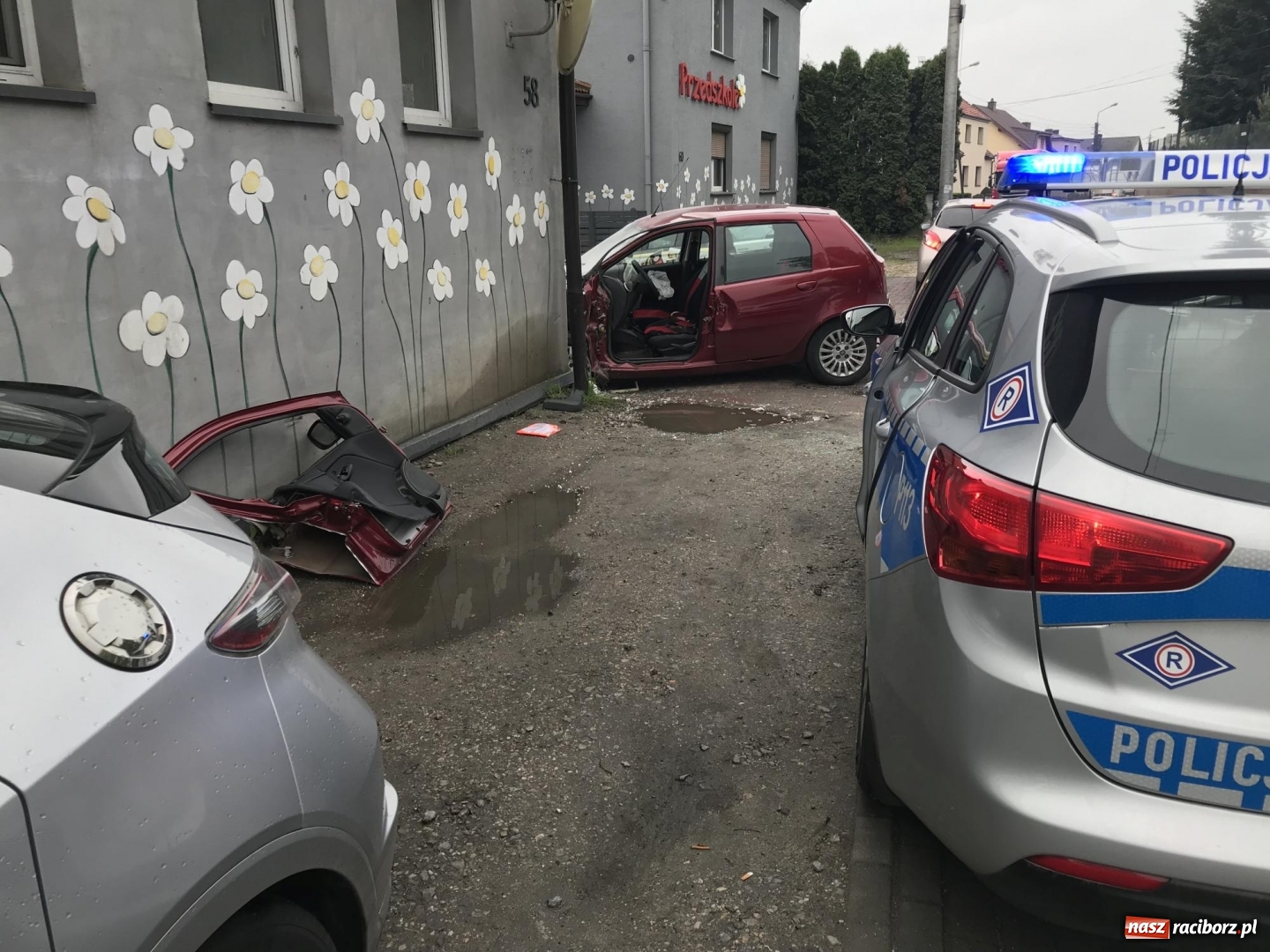 Zdjęcie w galerii na portalu naszraciborz.pl: Fiat wbił się w budynek. W tym miejscu dojdzie kiedyś do tragedii [FOTO] wiadomości z regionu