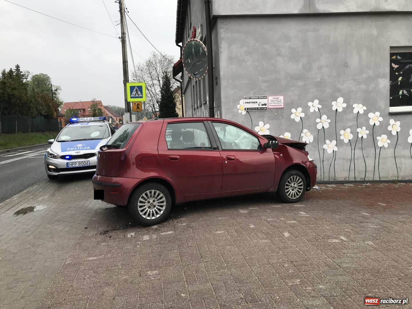 Zdjęcie w galerii na portalu naszraciborz.pl: Fiat wbił się w budynek. W tym miejscu dojdzie kiedyś do tragedii [FOTO] wiadomości z regionu
