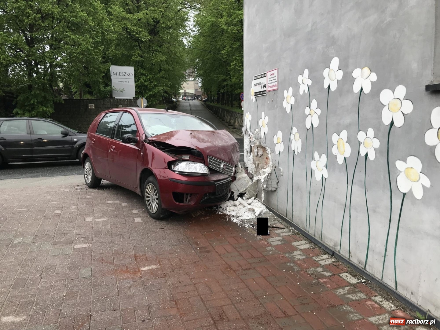 Zdjęcie w galerii na portalu naszraciborz.pl: Fiat wbił się w budynek. W tym miejscu dojdzie kiedyś do tragedii [FOTO] wiadomości z regionu