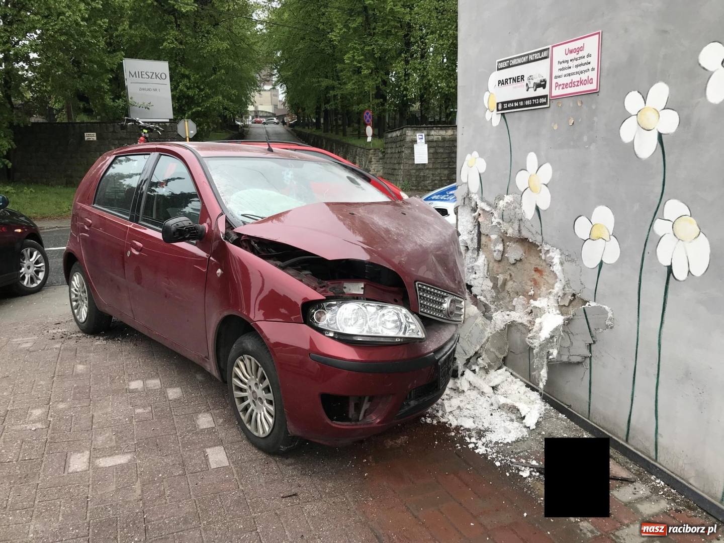 Zdjęcie w galerii na portalu naszraciborz.pl: Fiat wbił się w budynek. W tym miejscu dojdzie kiedyś do tragedii [FOTO] wiadomości z regionu