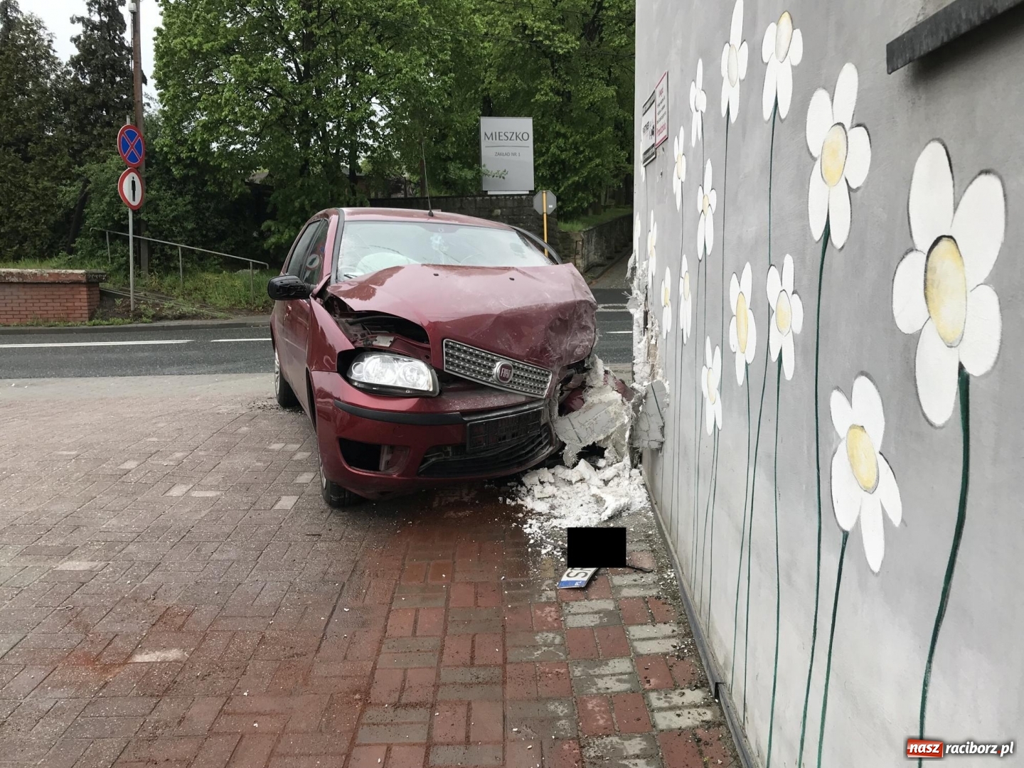 Zdjęcie w galerii na portalu naszraciborz.pl: Fiat wbił się w budynek. W tym miejscu dojdzie kiedyś do tragedii [FOTO] wiadomości z regionu