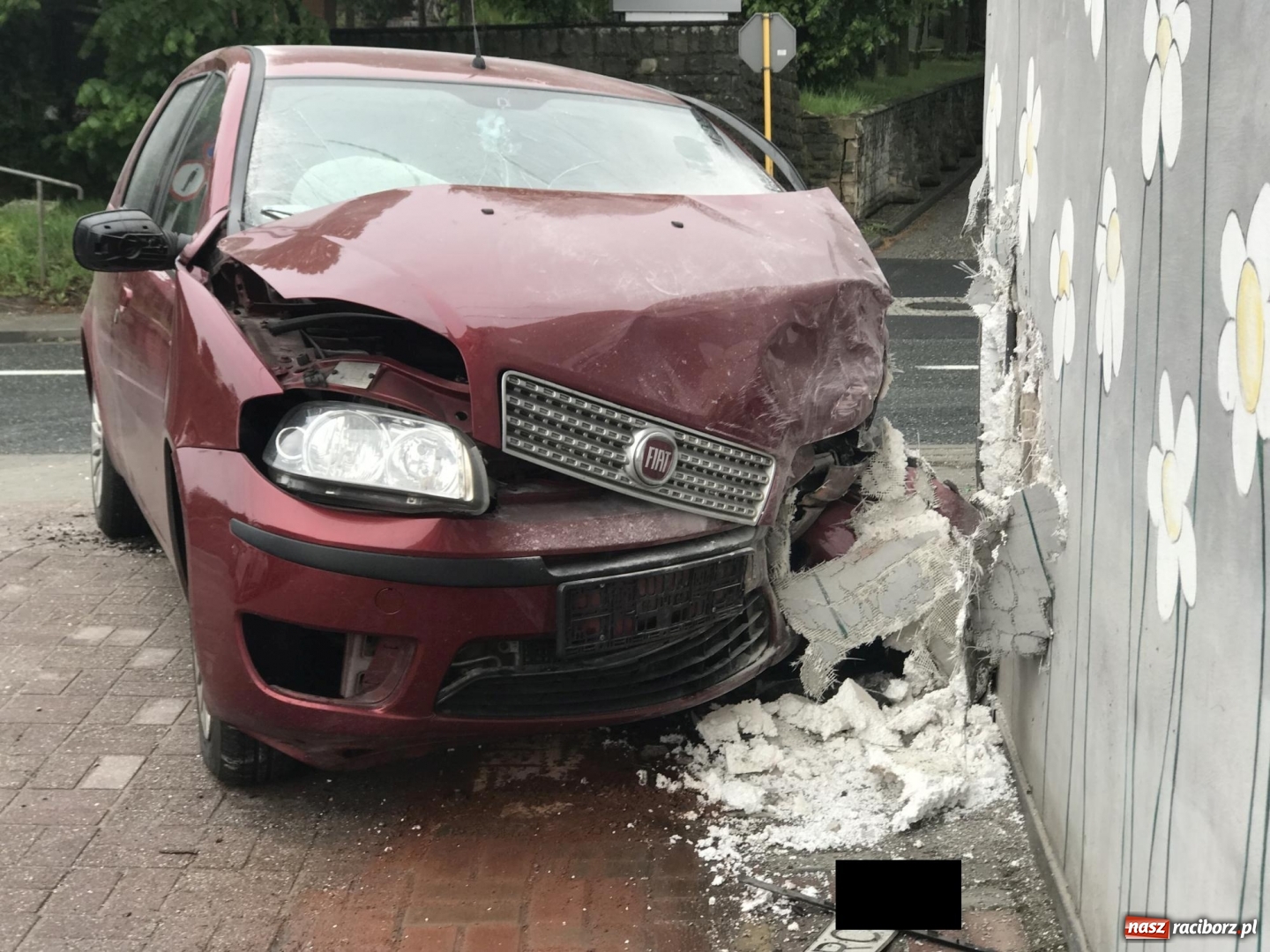 Zdjęcie w galerii na portalu naszraciborz.pl: Fiat wbił się w budynek. W tym miejscu dojdzie kiedyś do tragedii [FOTO] wiadomości z regionu