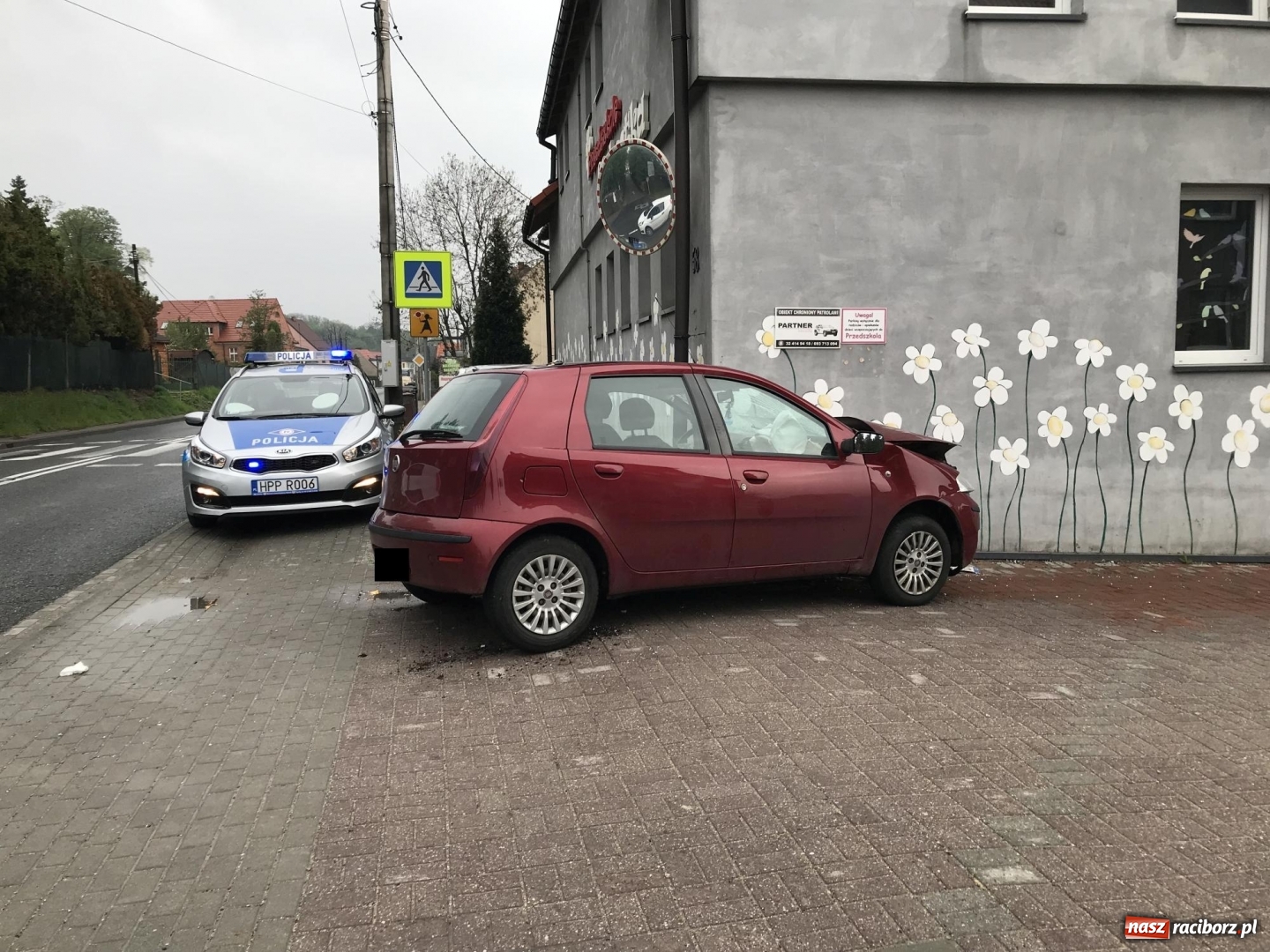 Zdjęcie w galerii na portalu naszraciborz.pl: Fiat wbił się w budynek. W tym miejscu dojdzie kiedyś do tragedii [FOTO] wiadomości z regionu