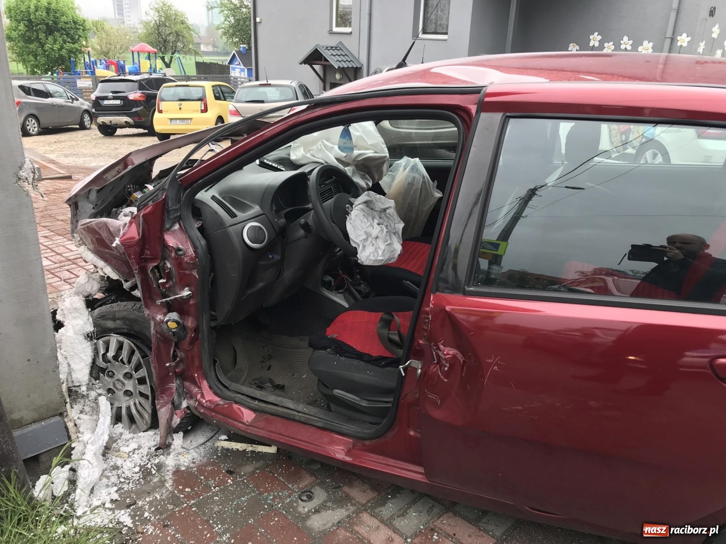 Zdjęcie w galerii na portalu naszraciborz.pl: Fiat wbił się w budynek. W tym miejscu dojdzie kiedyś do tragedii [FOTO] wiadomości z regionu