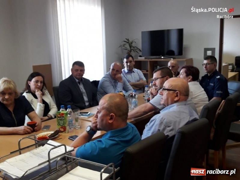 Zdjęcie w galerii na portalu naszraciborz.pl: Policjanci i sołtysi wzięli się za dzikie wysypiska  wiadomości z regionu