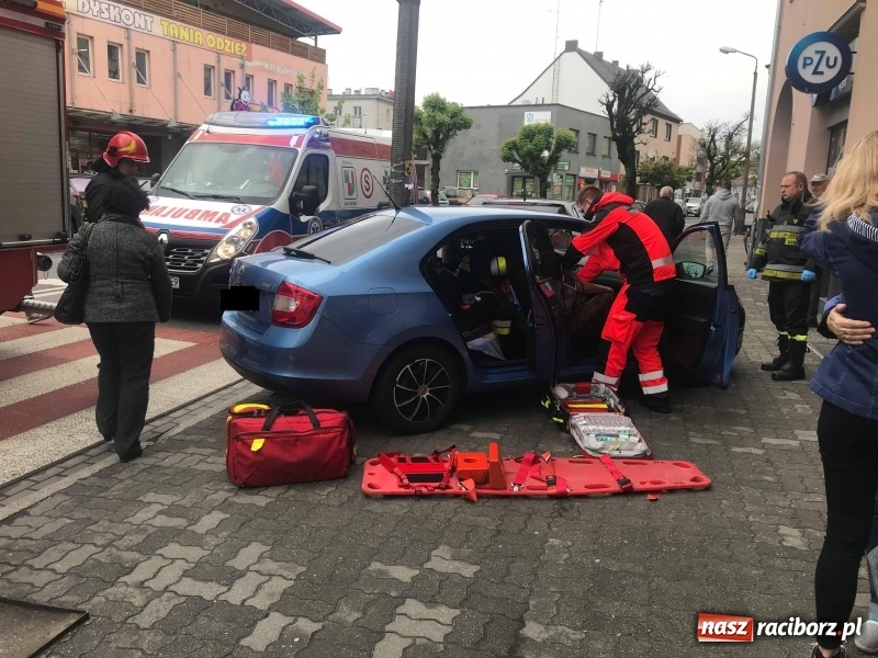 Zdjęcie w galerii na portalu naszraciborz.pl: Zdarzenie drogowe na Opawskiej. Punto uderzyło w skodę [FOTO] wiadomości z regionu