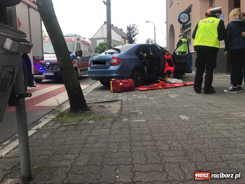 Zdjęcie w galerii na portalu naszraciborz.pl: Zdarzenie drogowe na Opawskiej. Punto uderzyło w skodę [FOTO] wiadomości z regionu