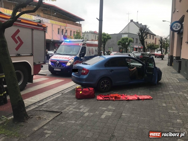 Zdjęcie w galerii na portalu naszraciborz.pl: Zdarzenie drogowe na Opawskiej. Punto uderzyło w skodę [FOTO] wiadomości z regionu