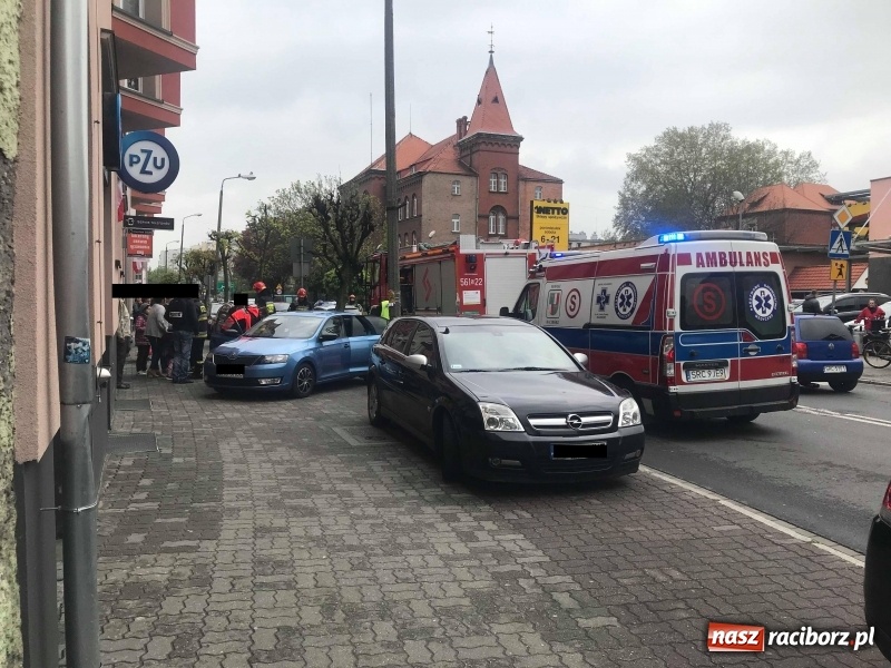 Zdjęcie w galerii na portalu naszraciborz.pl: Zdarzenie drogowe na Opawskiej. Punto uderzyło w skodę [FOTO] wiadomości z regionu