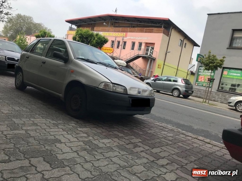 Zdjęcie w galerii na portalu naszraciborz.pl: Zdarzenie drogowe na Opawskiej. Punto uderzyło w skodę [FOTO] wiadomości z regionu