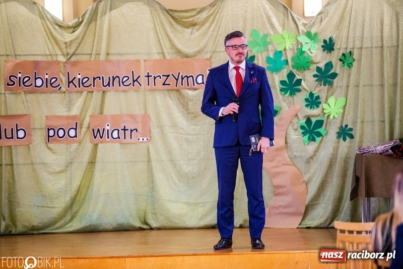 Zdjęcie w galerii na portalu naszraciborz.pl: Pożegnanie maturzystów w Ekonomiku wiadomości z regionu