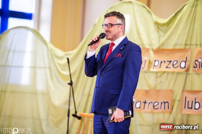 Zdjęcie w galerii na portalu naszraciborz.pl: Pożegnanie maturzystów w Ekonomiku wiadomości z regionu