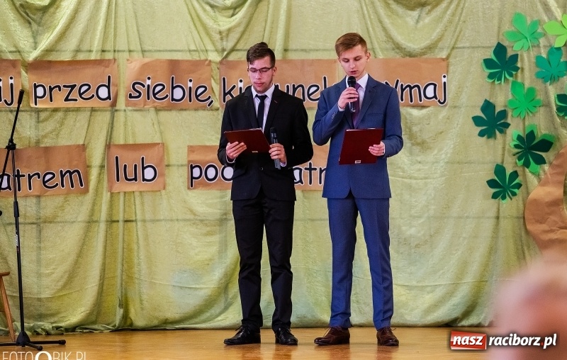 Zdjęcie w galerii na portalu naszraciborz.pl: Pożegnanie maturzystów w Ekonomiku wiadomości z regionu