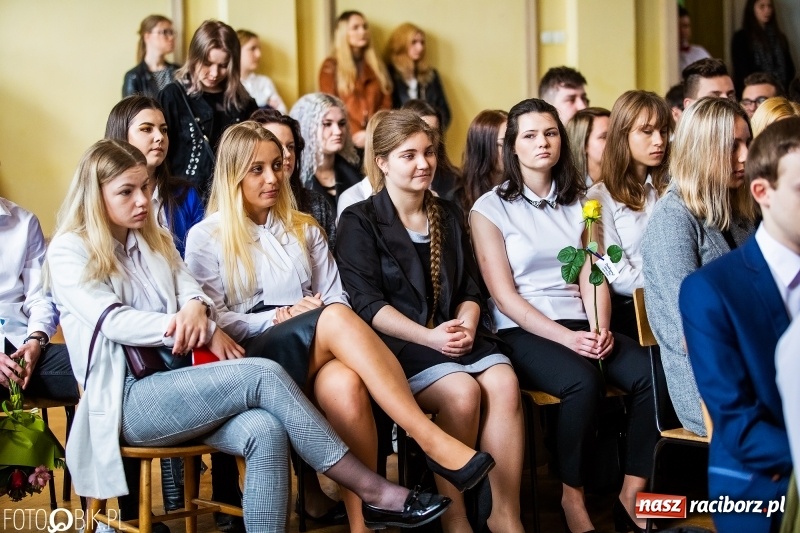 Zdjęcie w galerii na portalu naszraciborz.pl: Pożegnanie maturzystów w Ekonomiku wiadomości z regionu