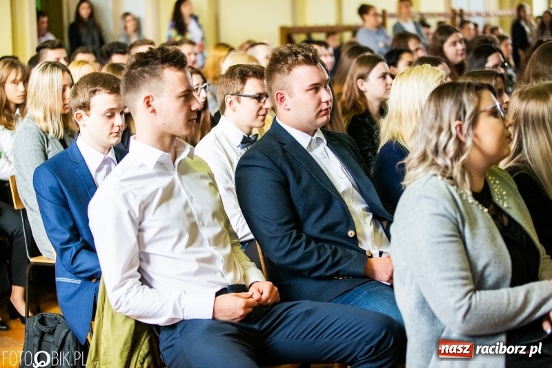 Zdjęcie w galerii na portalu naszraciborz.pl: Pożegnanie maturzystów w Ekonomiku wiadomości z regionu