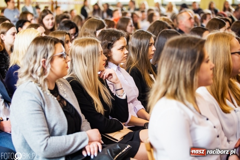 Zdjęcie w galerii na portalu naszraciborz.pl: Pożegnanie maturzystów w Ekonomiku wiadomości z regionu