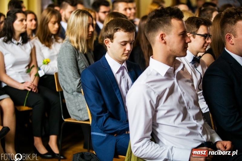 Zdjęcie w galerii na portalu naszraciborz.pl: Pożegnanie maturzystów w Ekonomiku wiadomości z regionu