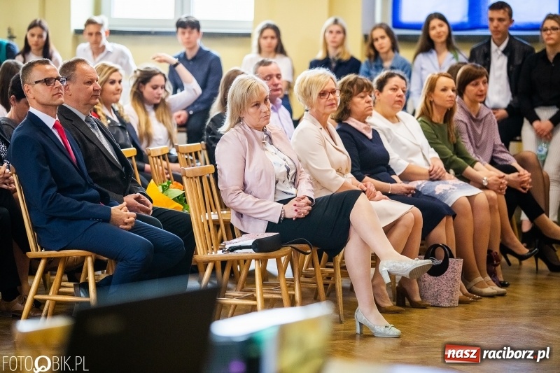 Zdjęcie w galerii na portalu naszraciborz.pl: Pożegnanie maturzystów w Ekonomiku wiadomości z regionu