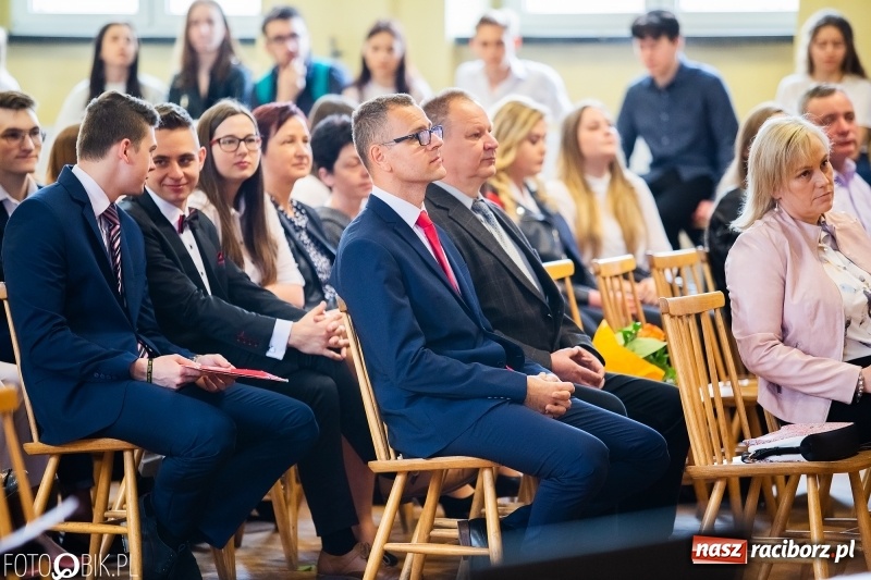 Zdjęcie w galerii na portalu naszraciborz.pl: Pożegnanie maturzystów w Ekonomiku wiadomości z regionu
