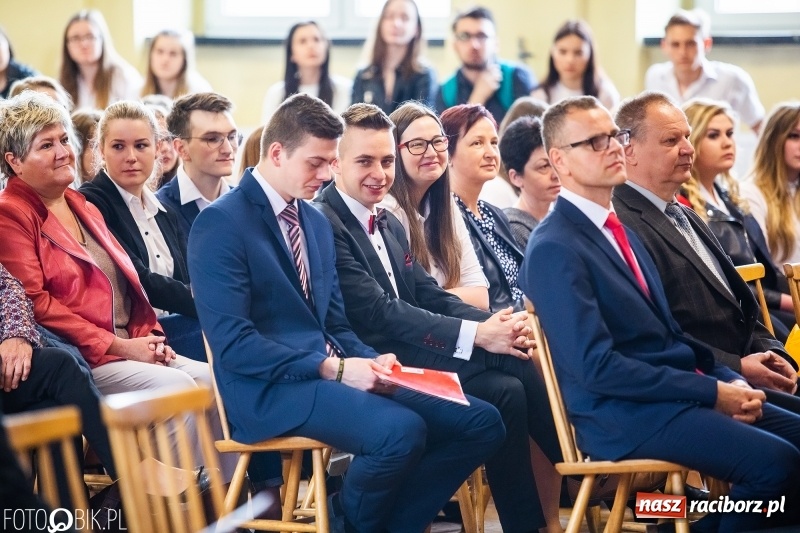 Zdjęcie w galerii na portalu naszraciborz.pl: Pożegnanie maturzystów w Ekonomiku wiadomości z regionu
