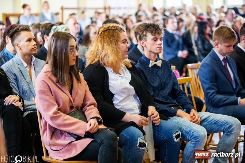 Zdjęcie w galerii na portalu naszraciborz.pl: Pożegnanie maturzystów w Ekonomiku wiadomości z regionu