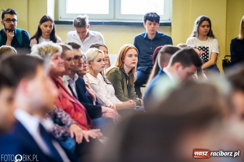 Zdjęcie w galerii na portalu naszraciborz.pl: Pożegnanie maturzystów w Ekonomiku wiadomości z regionu
